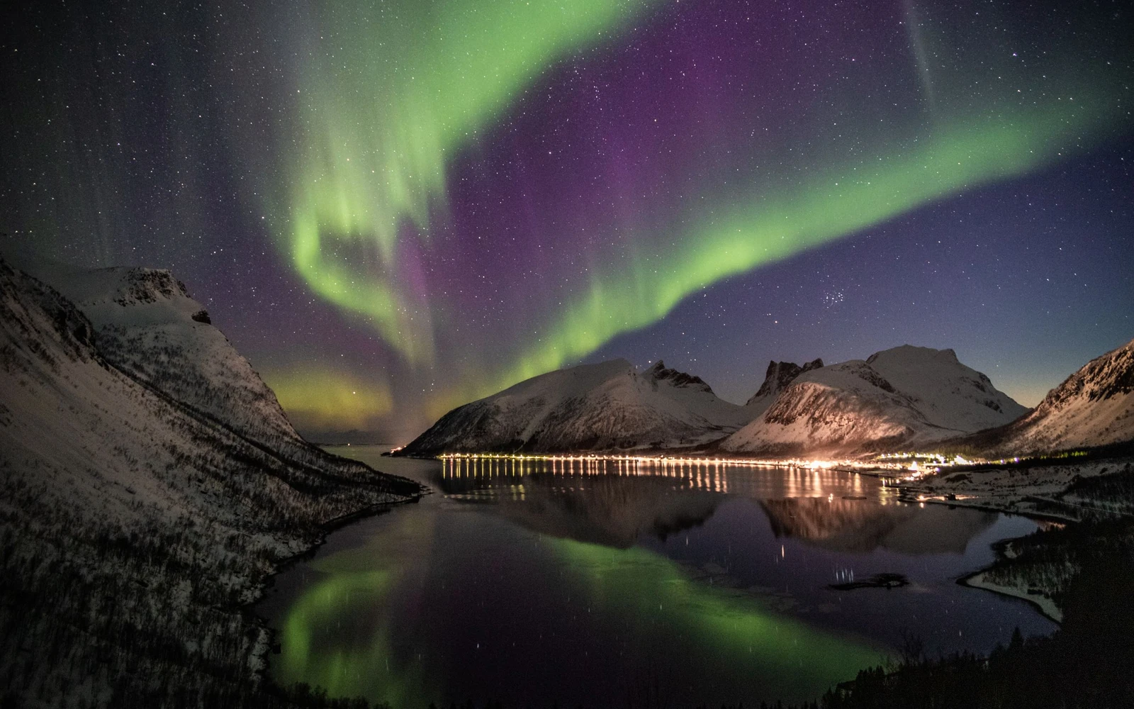 Aurora sobre montañas y río nevado