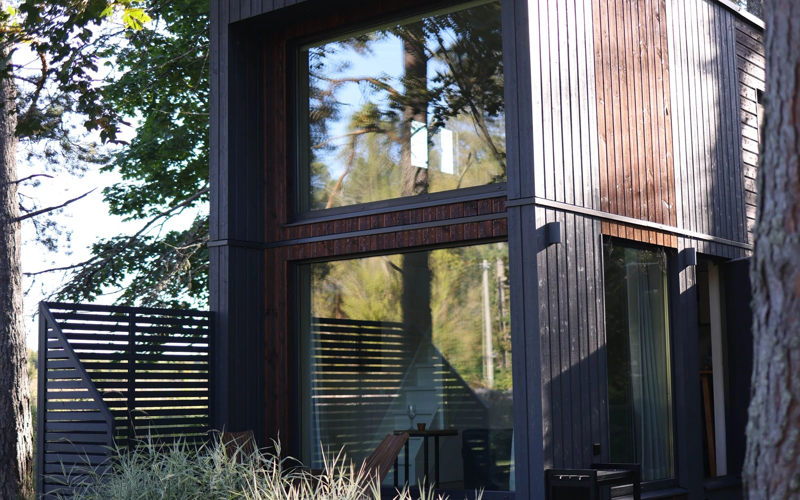 Cabaña contemporánea integrada en el bosque
