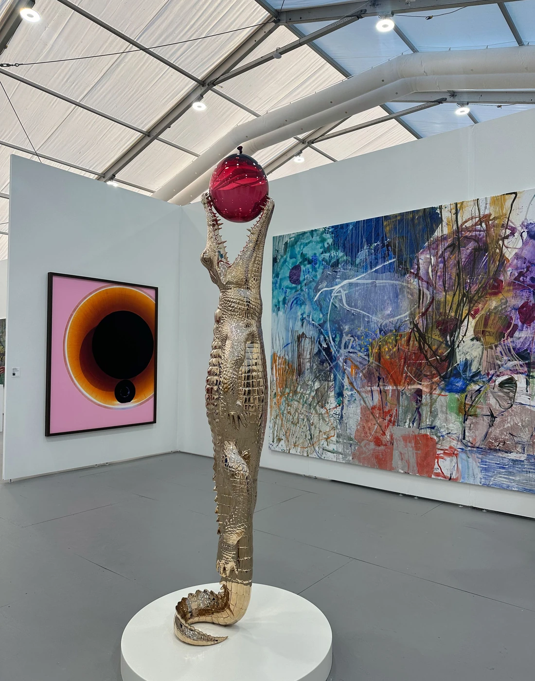 Pintura y escultura en sala blanca