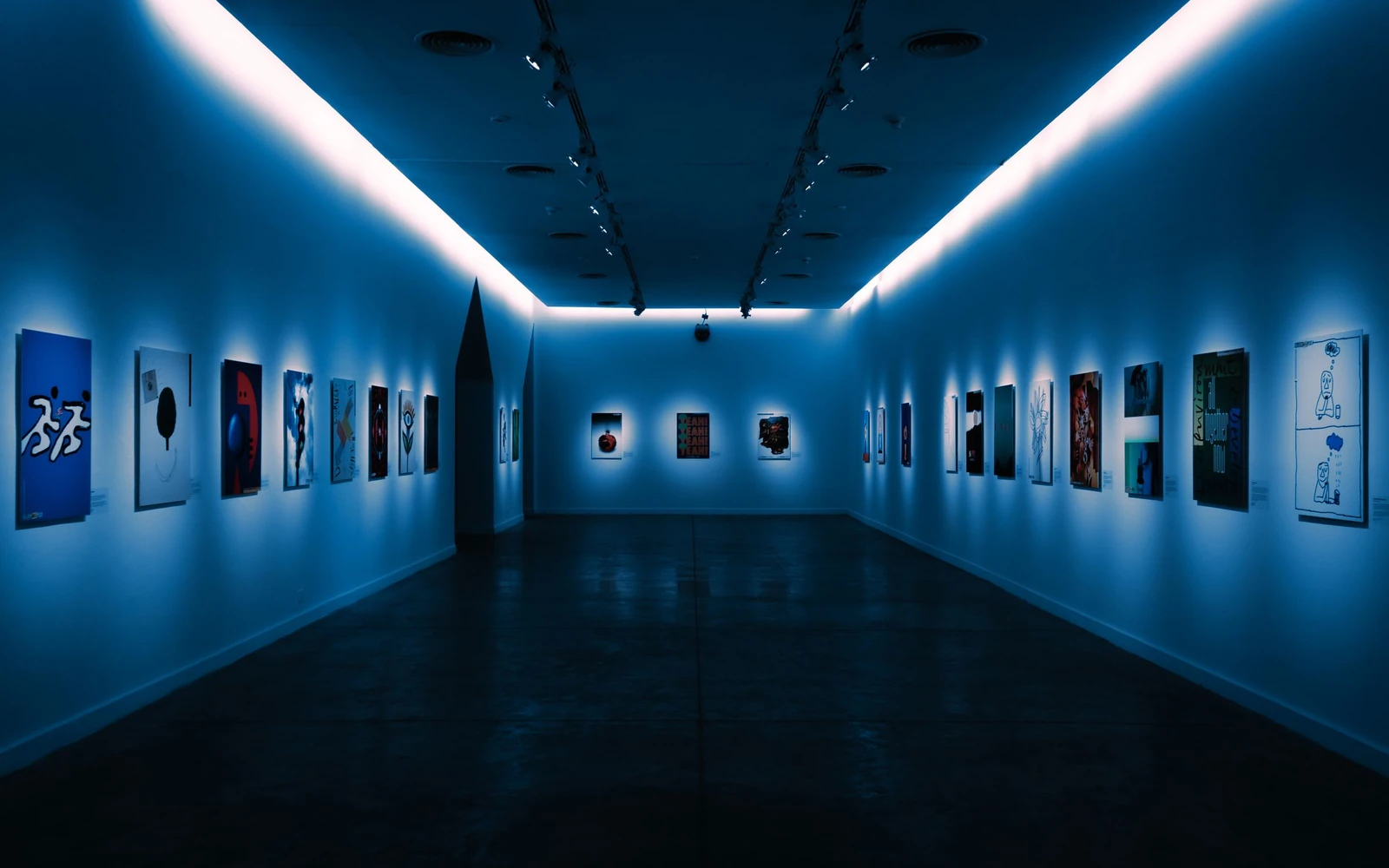 Sala contemporánea iluminada en azul