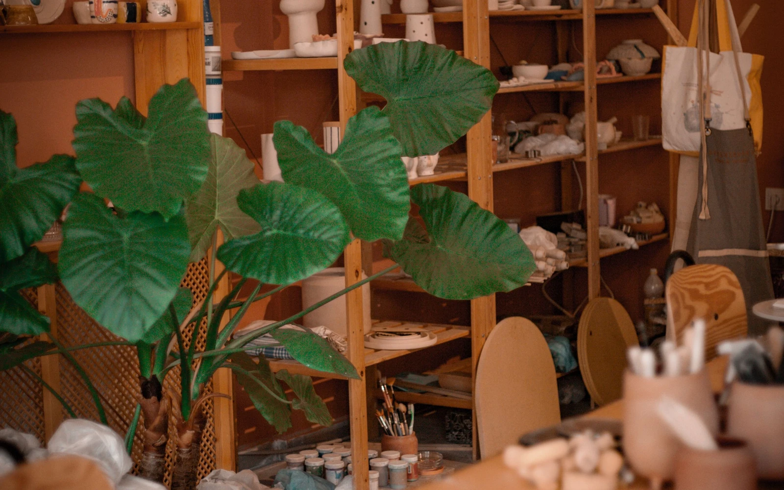 Interior de taller de cerámica y piezas de autor